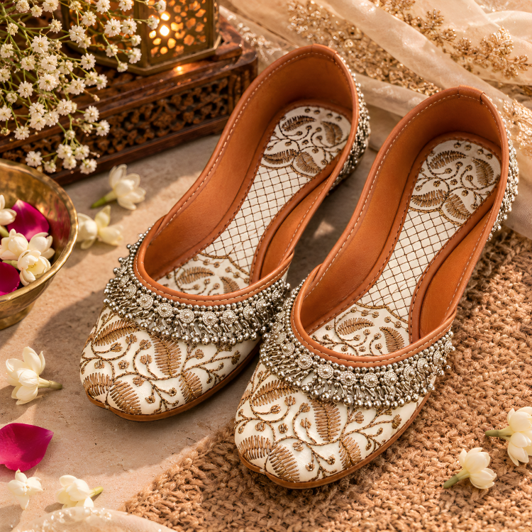 Traditional Cream Handcrafted Designer Mojaris