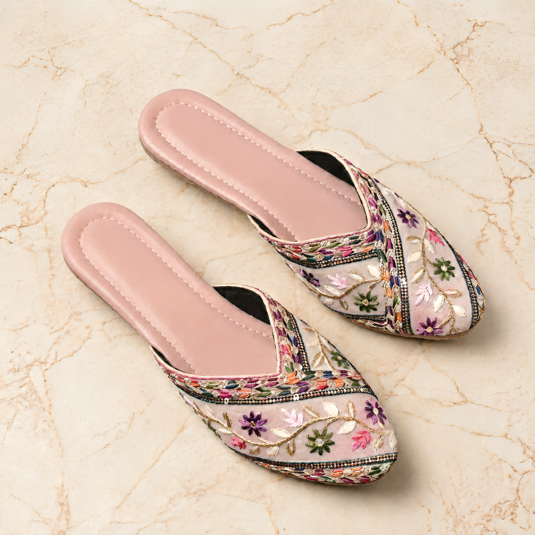 Gulbahaar | Pastel Floral Embroidered Punjabi Jutti